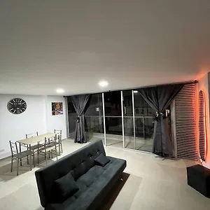 https://espacioso-apartamento-con-piscina-en-laureles.colombiamedellinhotels.com